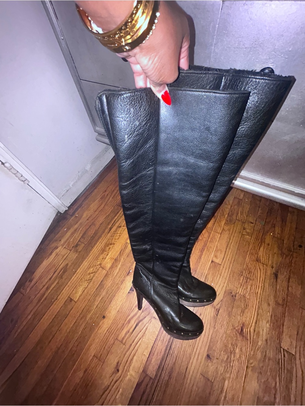 Over the knee clogs leather boot with lined shearling inside.